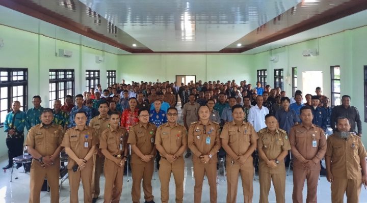 Foto bersama seluruh peserta Pembinaan BPD di aula DPMD Kotim. Selasa, 7 Mei 2024