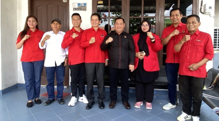 Halikinnor dan Irawati, berfoto bersama dengan kader PDIP Kotim setelah mendaftar sebagai bakal calon bupati dan wakil bupati, Kamis, 9 Mei 2024