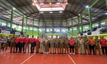 Jajaran perangkat daerah berfoto bersama juri dan peserta Gebyar di GOR Volly Indoor Stadion 29 Nopember Sampit, Selasa, 28 Mei 2024