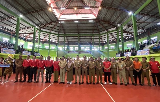 Jajaran perangkat daerah berfoto bersama juri dan peserta Gebyar di GOR Volly Indoor Stadion 29 Nopember Sampit, Selasa, 28 Mei 2024