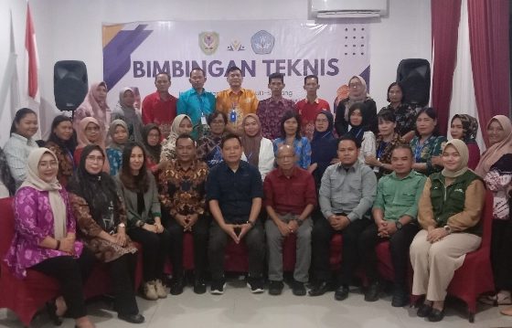 Kadis Pendidikan Seruyan Rusdi Hidayat  foto bersama saat kegiatan bimbingan teknis dalam rangka mensukseskan Gerakan Transisi PAUD ke SD