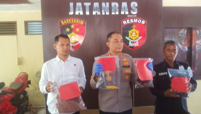 Kapolresta Palangka Raya, Kombes Pol Budi Santosa (tengah) memperlihatkan barang bukti, Kamis, 16 Mei 2024.