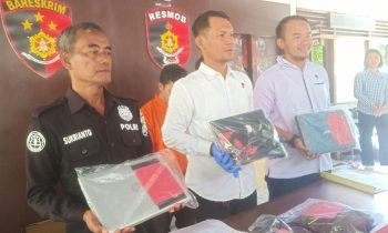 Kasatreskrim Polresta Palangka Raya Kompol Ronny Nababan (tengah) memperlihatkan barang bukti hasil curian.