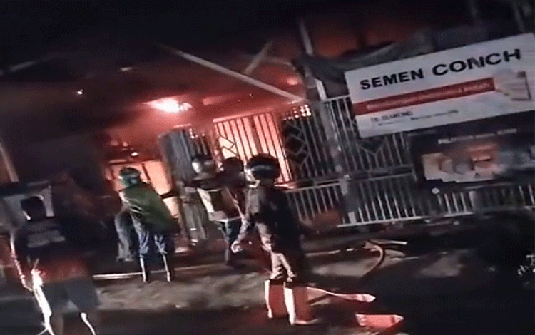 Sebuah Toko Bangunan di Sampit Hangus Terbakar