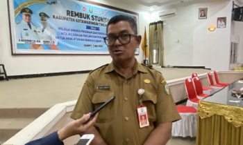 Kepala DP3AP2KB Kotim Imam Subekti saat diwawancarai setelah kegiatan rembuk stunting, Selasa, 7 Mei 2024