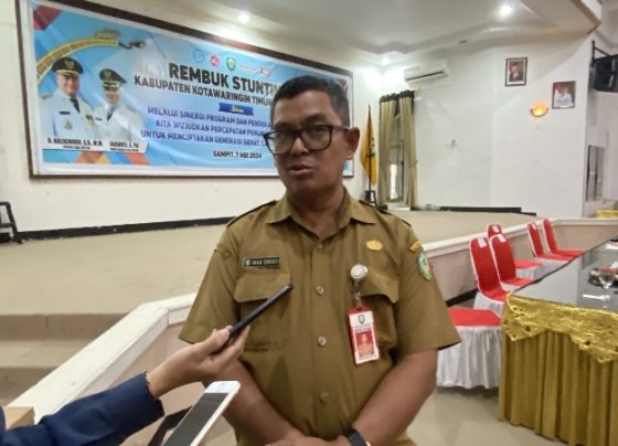 Kepala DP3AP2KB Kotim Imam Subekti saat diwawancarai setelah kegiatan rembuk stunting, Selasa, 7 Mei 2024