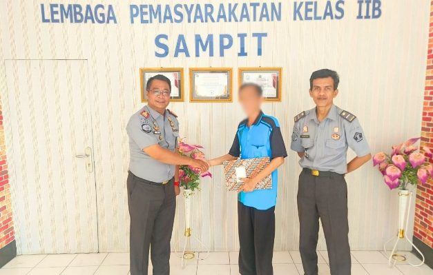 Kepala Lembaga Pemasyarakatan Kelas IIB Sampit, Meldy Putera menyerahkan SK Remisi Khusus Hari Raya Waisak kepada seorang narapidana.