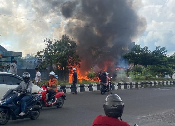 Kontrakan dua pintu berisi toko baju dan tempat tinggal hangus terbakar di Jalan Samekto, Kamis, 16 Mei 2024