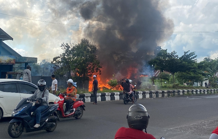 Toko Baju dan Tempat Tinggal Warga di Jalan Samekto Sampit Hangus Terbakar