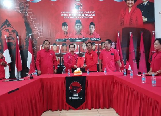 Marwan Susanto (dua kanan) menyerahkan berkas pendaftaran bakal calon bupati kepada Ketua DPC PDI Perjuangan Katingan, Sakariyas, Jumat, 17 Mei 2024