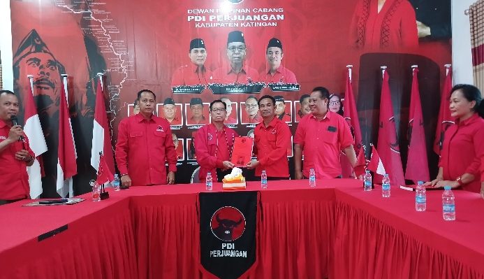 Marwan Susanto (dua kanan) menyerahkan berkas pendaftaran bakal calon bupati kepada Ketua DPC PDI Perjuangan Katingan, Sakariyas, Jumat, 17 Mei 2024