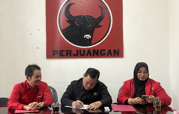 Pasangan Harati saat mendaftar menjadi bakal calon bupati dan wakil bupati Kotim ke DPC PDIP Kabupaten Kotim, Kamis, 9 Mei 2024.