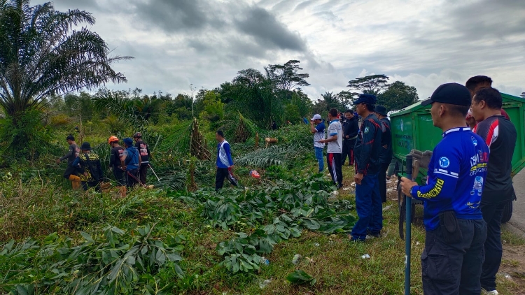 Lahan untuk Pengembangan Bandara H Asan Sampit Mulai Dibersihkan dengan Bergotong Royong 