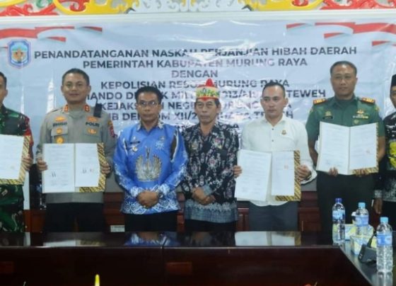 Penandatangan dan Serah Terima Naskah Perjanjian Hibah Daerah (NPHD) dalam rangka penyelenggaraan Pilkada Mura 2024