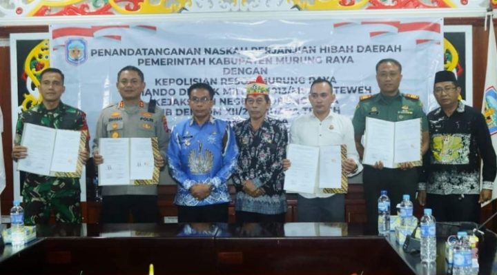 Penandatangan dan Serah Terima Naskah Perjanjian Hibah Daerah (NPHD) dalam rangka penyelenggaraan Pilkada Mura 2024