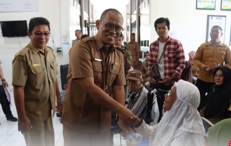Pj Sekda Seruyan Serahkan Bantuan Atensi untuk Penyandang Disabilitas