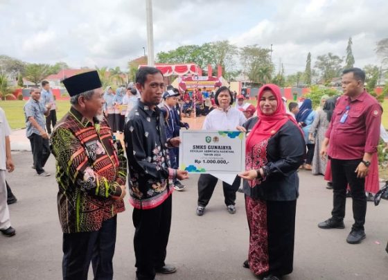 Penyerahan apresiasi uang pembinaan dari Wabup Kotim, Irawati kepada sekolah peraih Adiwiyata nasional, SMK Gunajaya, 2 Mei 2024