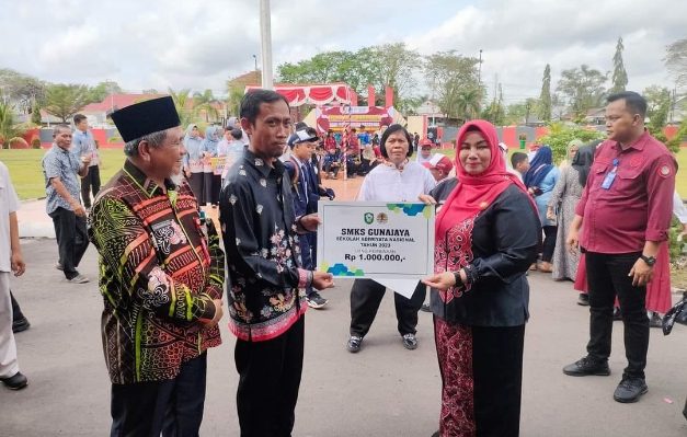 Penyerahan apresiasi uang pembinaan dari Wabup Kotim, Irawati kepada sekolah peraih Adiwiyata nasional, SMK Gunajaya, 2 Mei 2024