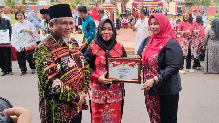 Penyerahan apresiasi uang pembinaan oleh Wabup Kotim, Irawati kepada sekolah peraih Adiwiyata kabupaten, 2 Mei 2024