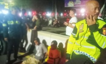 Personel Satlantas Polresta Palangka Raya saat mengamankan kedua terduga pelaku copet saat konser Dewa 19.
