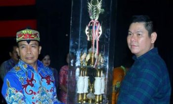 Pj Bupati Mura Hermon menyerahkan piala bergilir Festival Tira Tangka Balang 2024