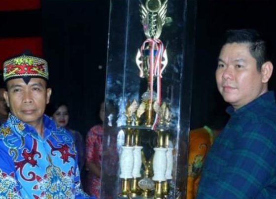 Pj Bupati Mura Hermon menyerahkan piala bergilir Festival Tira Tangka Balang 2024