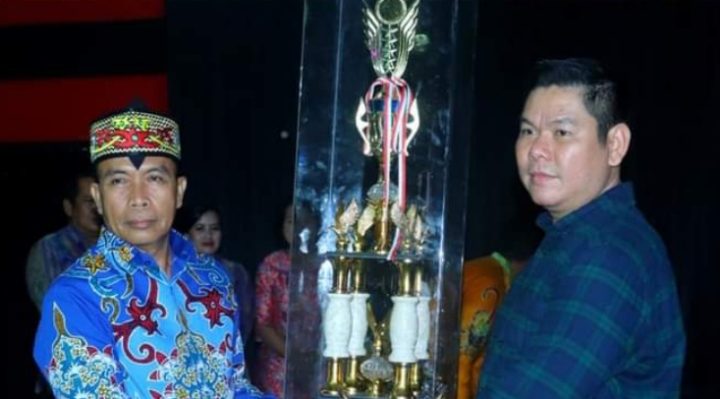 Pj Bupati Mura Hermon menyerahkan piala bergilir Festival Tira Tangka Balang 2024