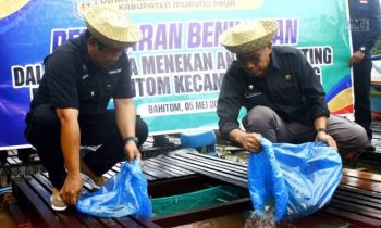 Pj Bupati Mura Hermon, saat panen dan penebaran benih ikan bersama masyarakat Desa Bahitom, Minggu, 5 Mei 2024.
