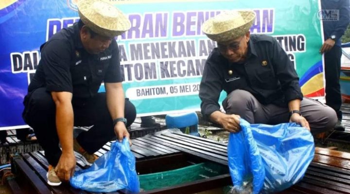 Pj Bupati Mura Hermon, saat panen dan penebaran benih ikan bersama masyarakat Desa Bahitom, Minggu, 5 Mei 2024.