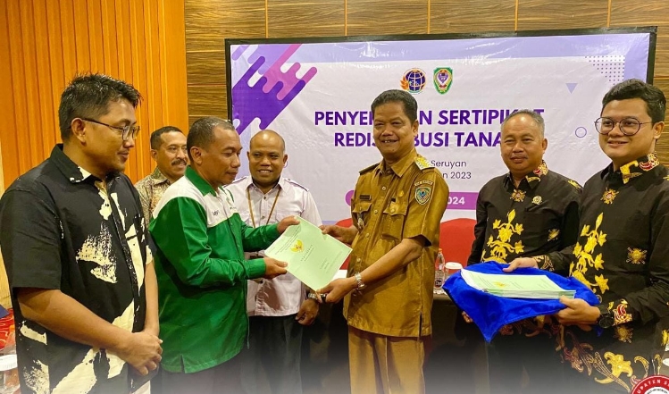 Penjabat Bupati Seruyan Serahkan Sertifikat Redistribusi Tanah untuk Masyarakat