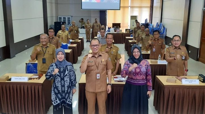 Pj Sekda Seruyan dr Bahrun Abbas foto bersama usai membuka pelaksanaan kegiatan