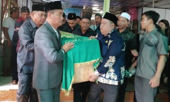 Sejumlah angota DPRD Katingan menggotong peti jenazah almarhum Aldy A menuju mobil ambulans sebelum dikebumikan, Minggu, 19 Mei 2024.