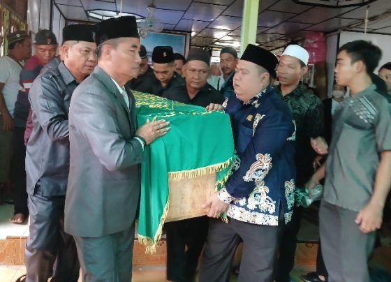 Sejumlah angota DPRD Katingan menggotong peti jenazah almarhum Aldy A menuju mobil ambulans sebelum dikebumikan, Minggu, 19 Mei 2024.