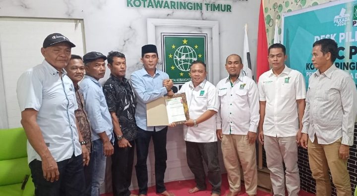 Sidi Ihsan Bakal Calon Bupati Kotim saat menyerahkan dokumen pendaftaran ke Ketua DPC PKB Kotim Shohibul, Kamis, 16 Mei 2024.