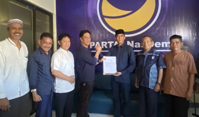 Sidi Ihsan Nur (peci hitam) mendaftarkan diri sebagai calon bupati ke Partai Nasdem, Senin, 6 Mei 2024