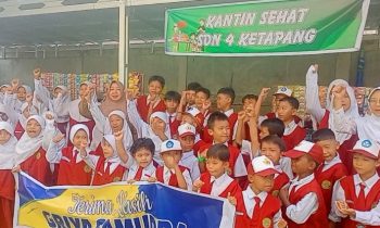 Siswa siswi di depan kantin sehat SDN 4 Ketapang, Selasa, 21 Mei 2024