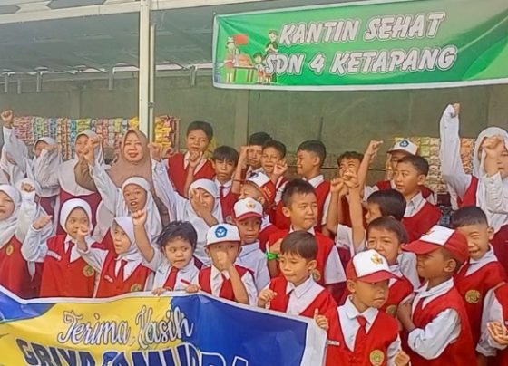 Siswa siswi di depan kantin sehat SDN 4 Ketapang, Selasa, 21 Mei 2024