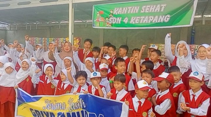 Siswa siswi di depan kantin sehat SDN 4 Ketapang, Selasa, 21 Mei 2024