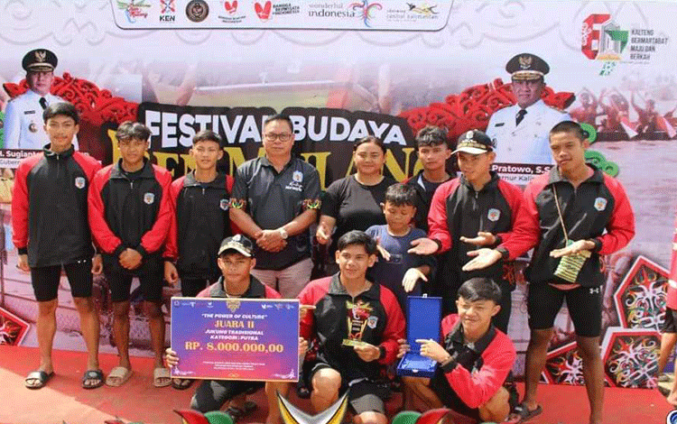 Murung Raya Juara II Lomba Jukung Tradisional Kategori Putra
