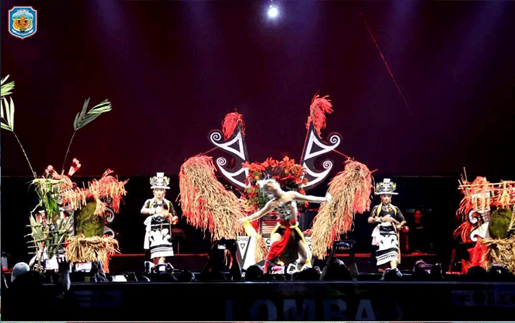 Penonton Terpukau Penampilan Juara 1 Tari Pedalaman Murung Raya