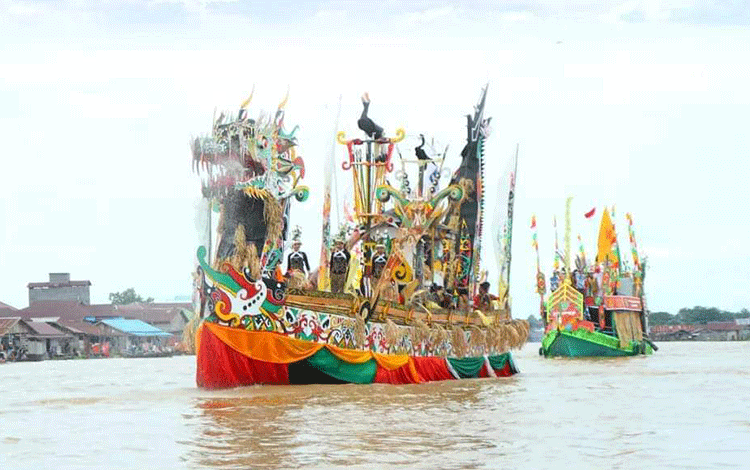 Murung Raya Juara I Lomba Perahu Hias FBIM 2024