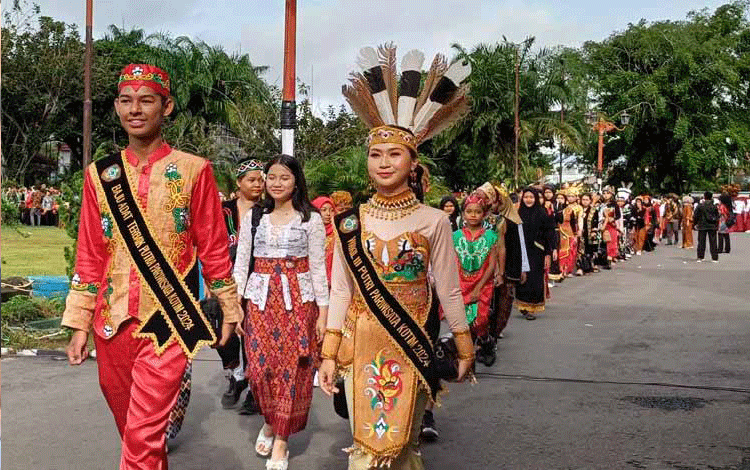 2.000 Guru dan Pelajar Menampilkan Defile Pada Hardiknas Kotim