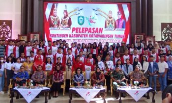 Wakil Bupati Kotim Irawati didampingi Ketua DPRD Kotim Rinie Anderson dan tamu undangan berfoto bersama Kotingen Isen Mulang dari Kotim.