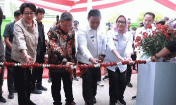 Wakil Menteri Lingkungan Hidup dan Kehutanan Alue Dohong bersama Wakil Gubernur Kalteng H. Edy Pratowo saat meresmikan Pusat Daur Ulang Sampah di Kota Palangka Raya, Rabu, 29 Mei 2024.