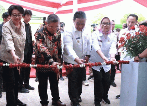 Wakil Menteri Lingkungan Hidup dan Kehutanan Alue Dohong bersama Wakil Gubernur Kalteng H. Edy Pratowo saat meresmikan Pusat Daur Ulang Sampah di Kota Palangka Raya, Rabu, 29 Mei 2024.