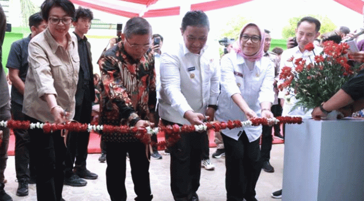 Wakil Menteri Lingkungan Hidup dan Kehutanan Alue Dohong bersama Wakil Gubernur Kalteng H. Edy Pratowo saat meresmikan Pusat Daur Ulang Sampah di Kota Palangka Raya, Rabu, 29 Mei 2024.