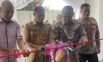 Asisten II Setda Kotim Alang Arianto saat memotong pita tanda diresmikannya kantor Kims Resources, Selasa. 25 Juni 2024