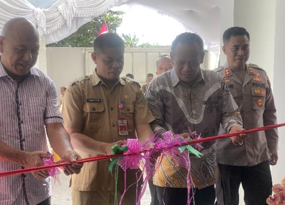 Asisten II Setda Kotim Alang Arianto saat memotong pita tanda diresmikannya kantor Kims Resources, Selasa. 25 Juni 2024