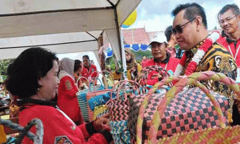 Bupati Kotawaringin Timur Halikinnor berada di stand tas anyaman SMAN 4 Sampit, Kamis, 20 Juni 2024.