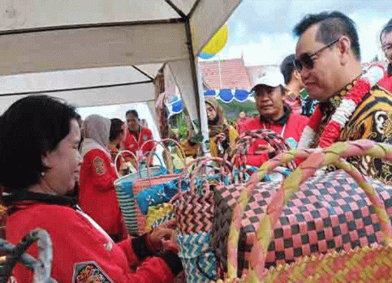 Bupati Kotawaringin Timur Halikinnor berada di stand tas anyaman SMAN 4 Sampit, Kamis, 20 Juni 2024.